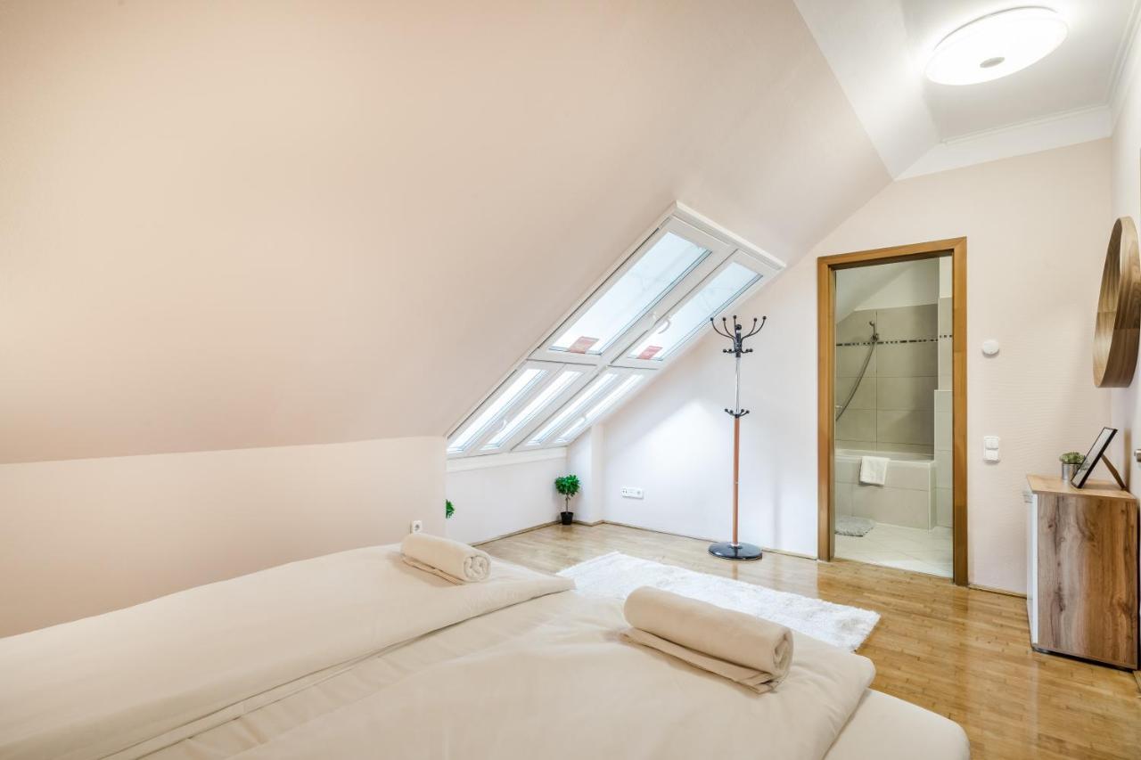 Bpr Timber Loft Home With Balcony ブダペスト エクステリア 写真